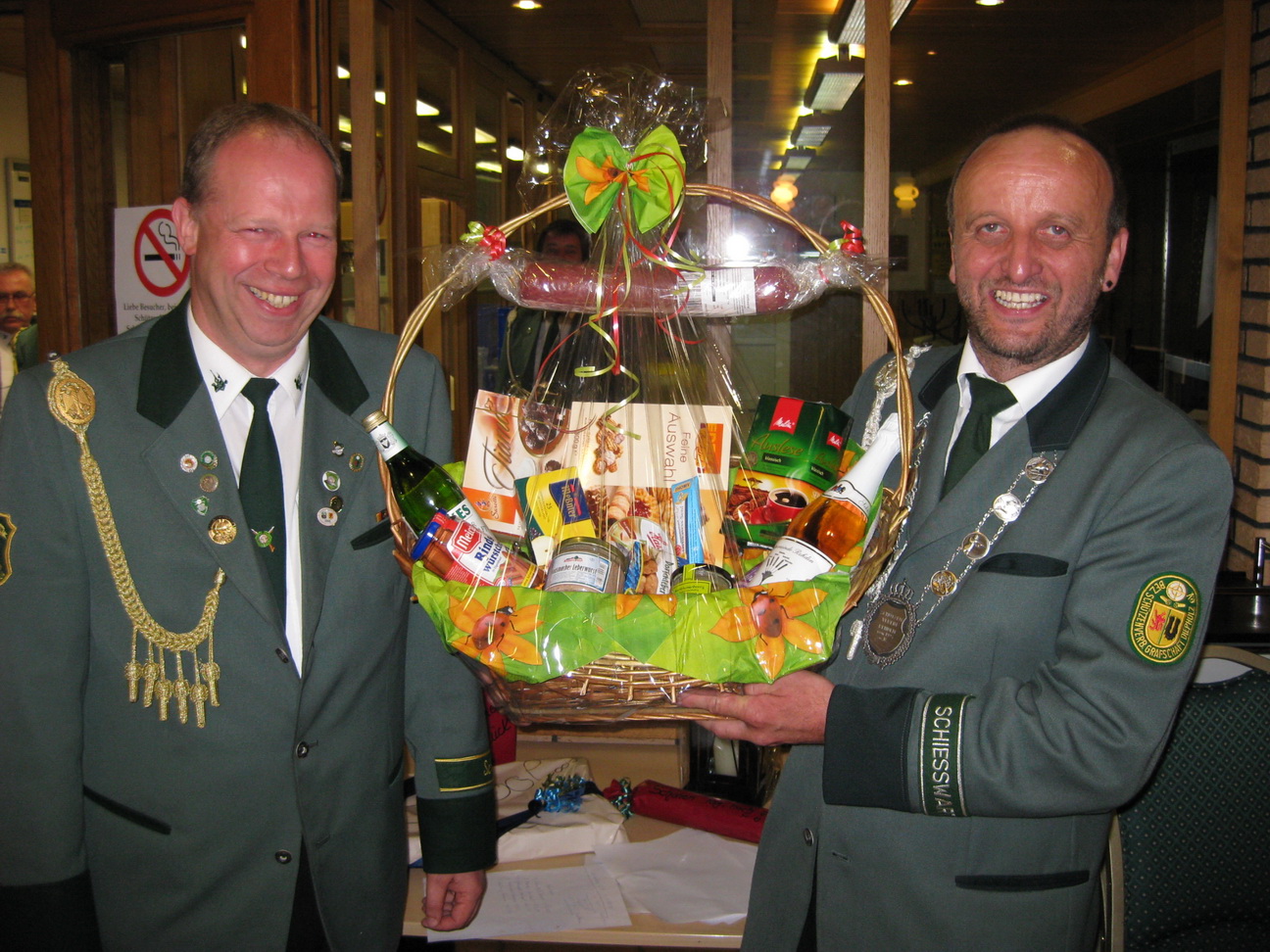 SM Klaus Weghöft gewinnt den Präsendkorb beim Glücksschießen