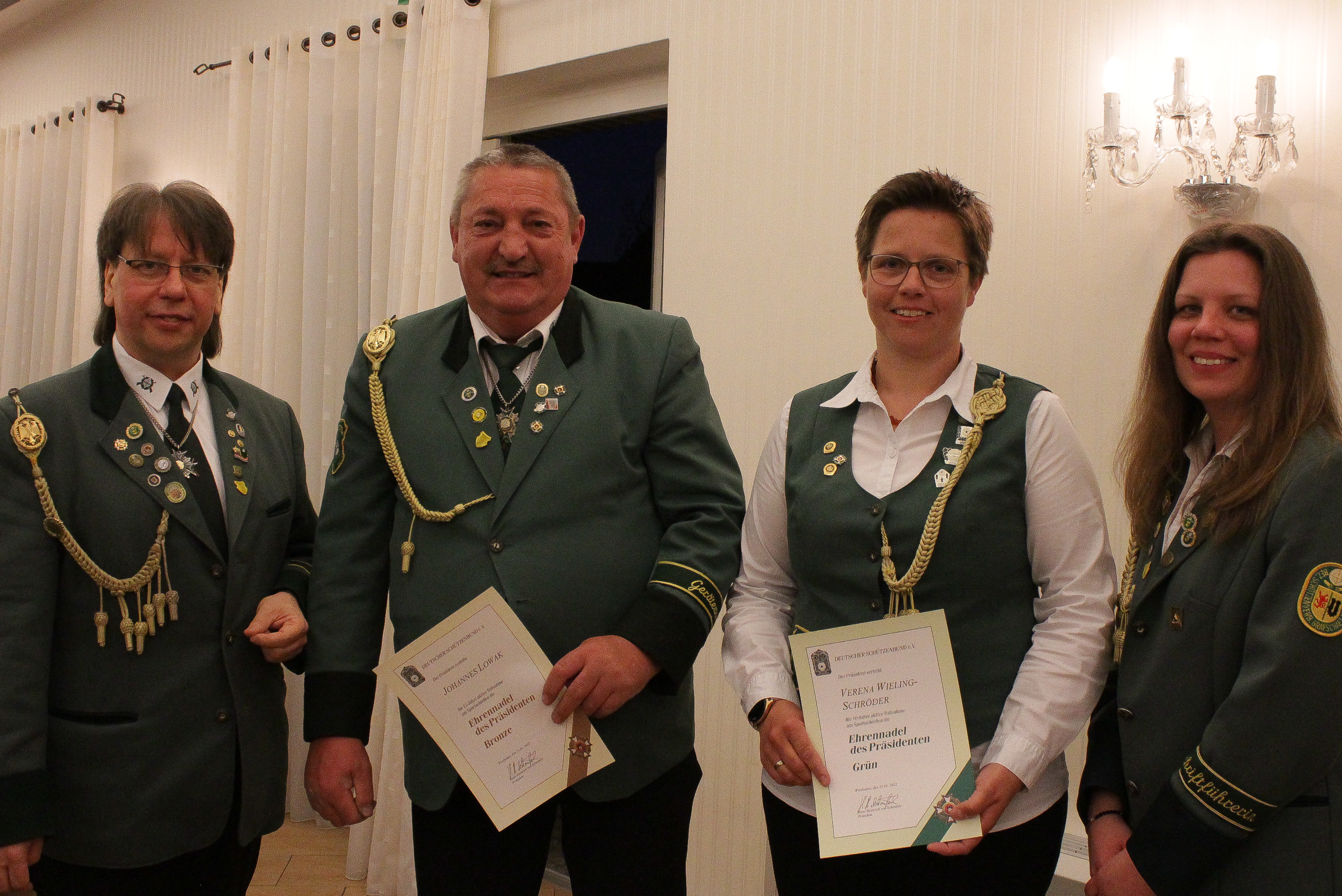 Für zehnjährige Vorstandstätigkeit erhielt Verena Wieling-Schröder die grüne Ehrennadel des Präsidenen vom Deutschen Schützenbund und Johannes Lowak die bronzene Ehrennadel für 15 Jahre Vorstandstätigkeit.